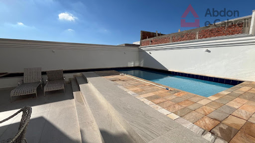 Piscina com área social