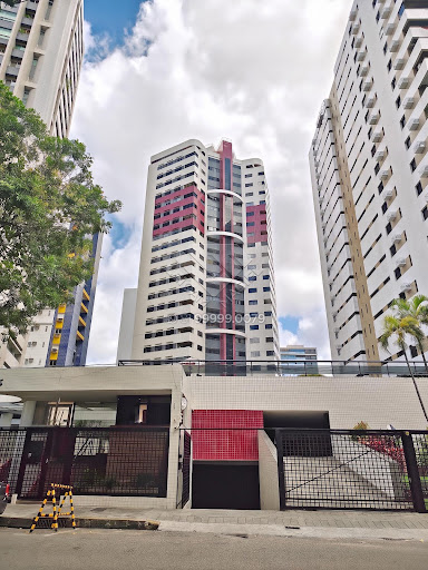 Apartamento reformado à venda na Jaqueira, 125m², andar alto, varanda gourmet integrada, 3 quartos (2 suítes) e 3 vagas. Agende sua visita com Leicam Maciel!