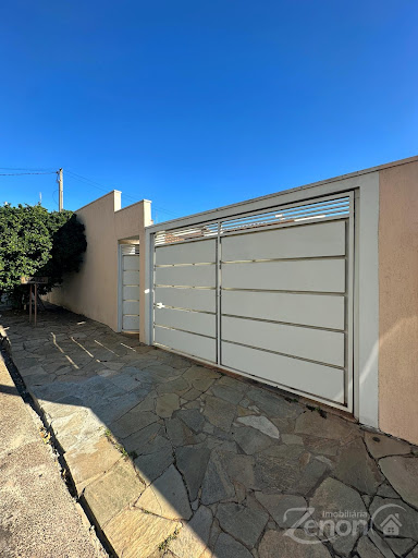 Casa à Venda na Vila Industrial, Adamantina: 4 Quartos, 2 Suítes
