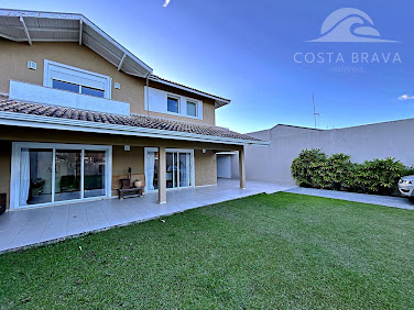 Sobrado de Luxo a 2 Quadras do Mar em Caiobá, 283m²