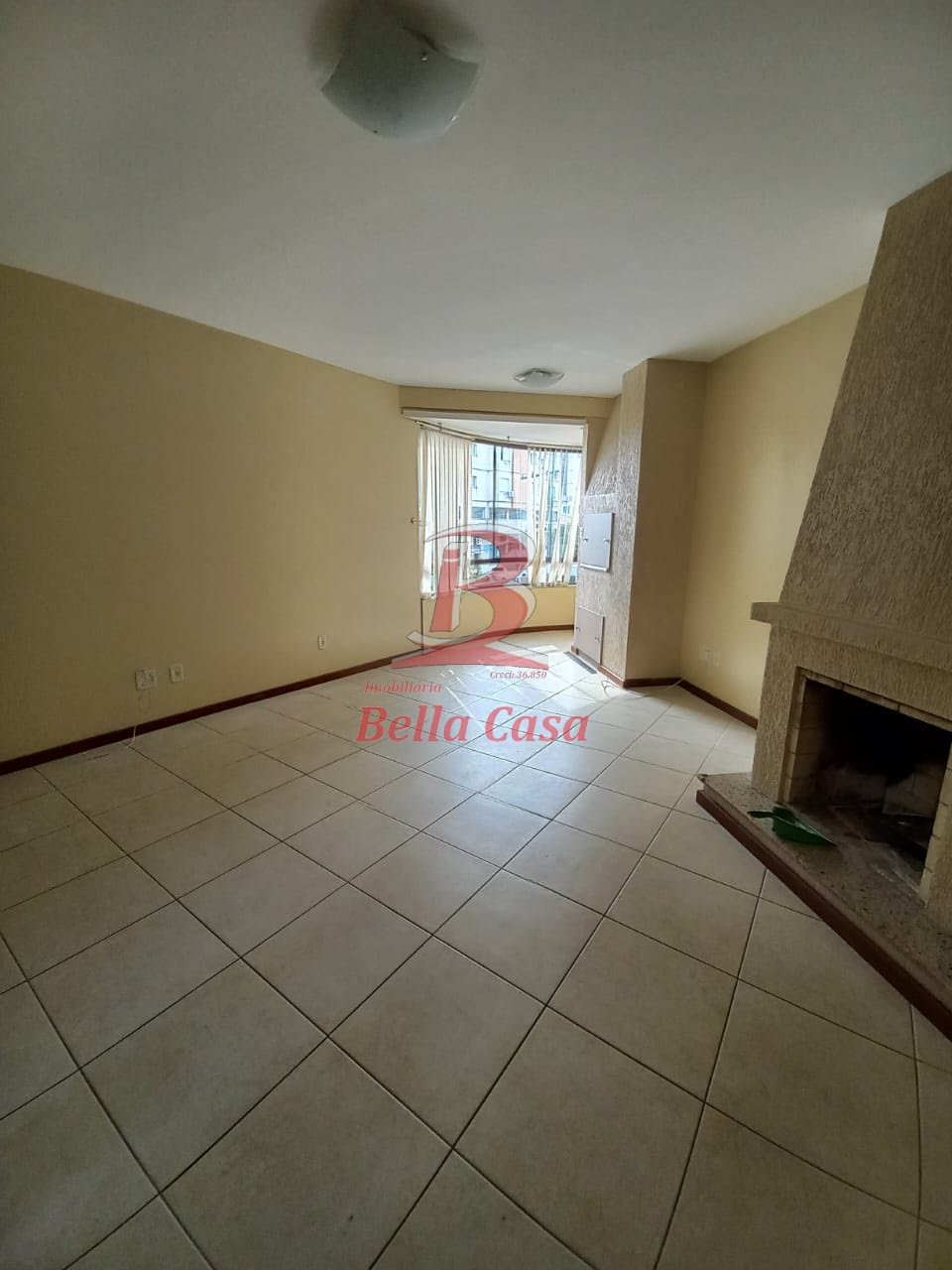 Sala ampla com lareira e churrasqueira 