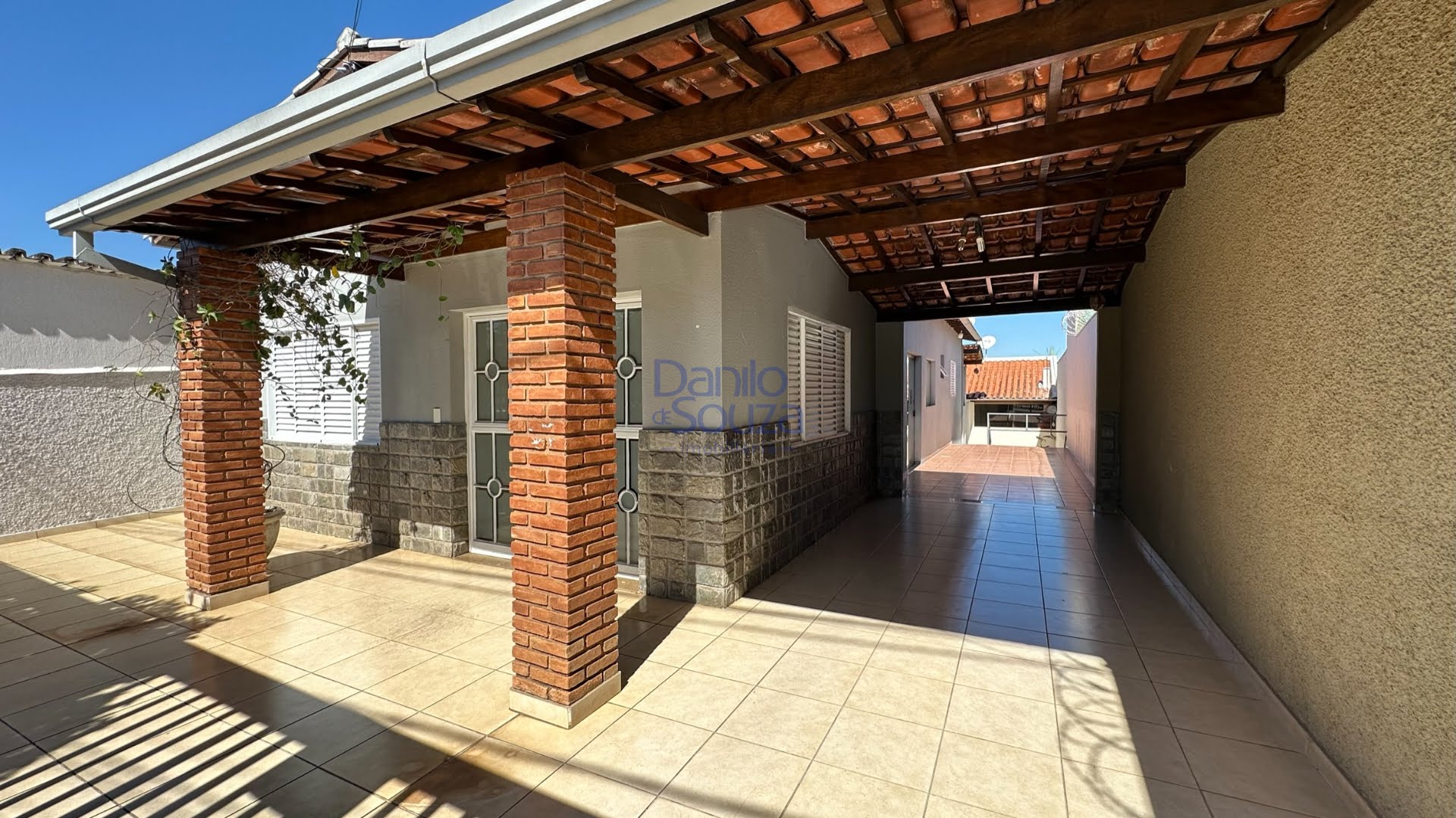 Casa à venda com 3 quartos, 2 banheiros, 4 vagas e 300m² no Alvorada, Araxá — foto principal