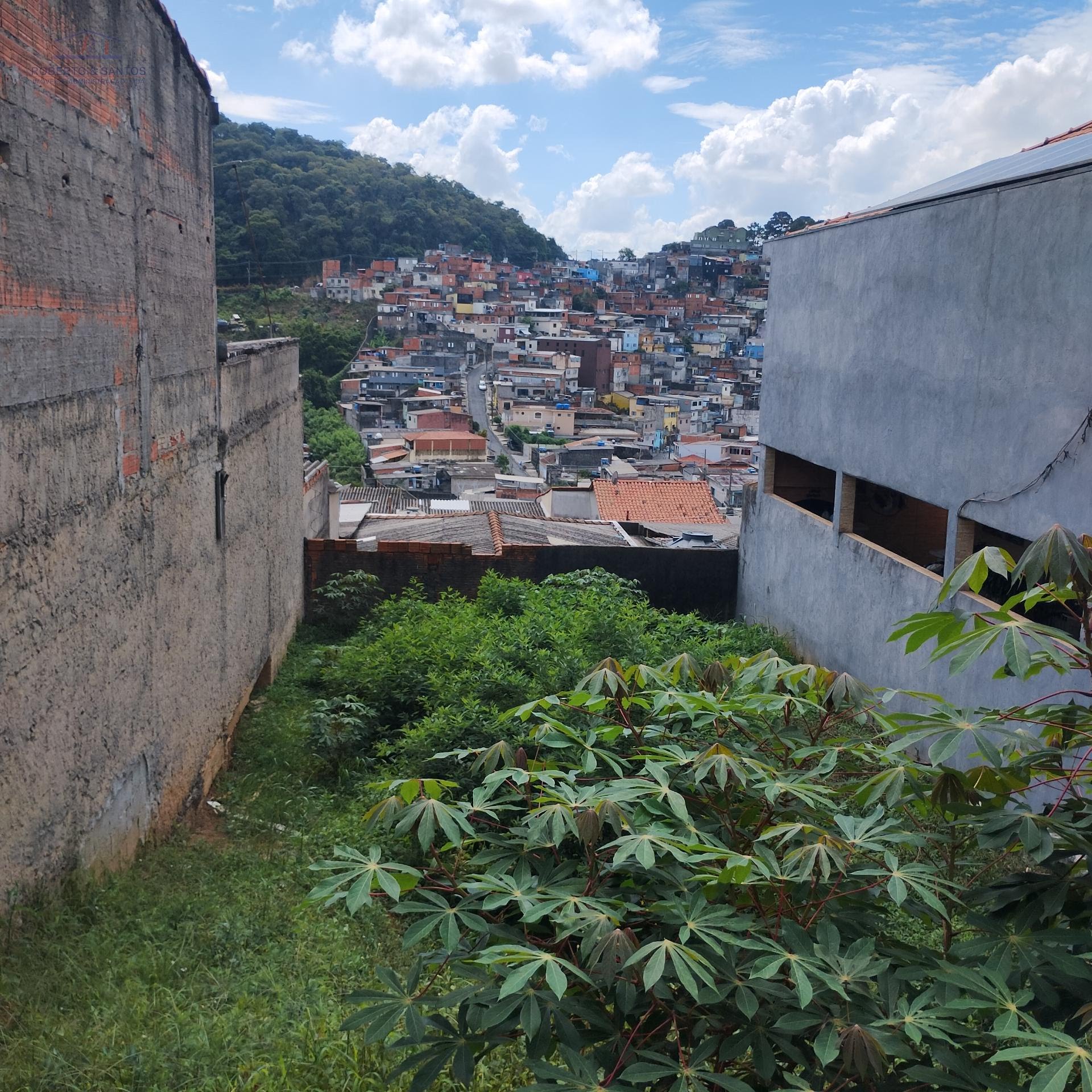 Terreno em declive.