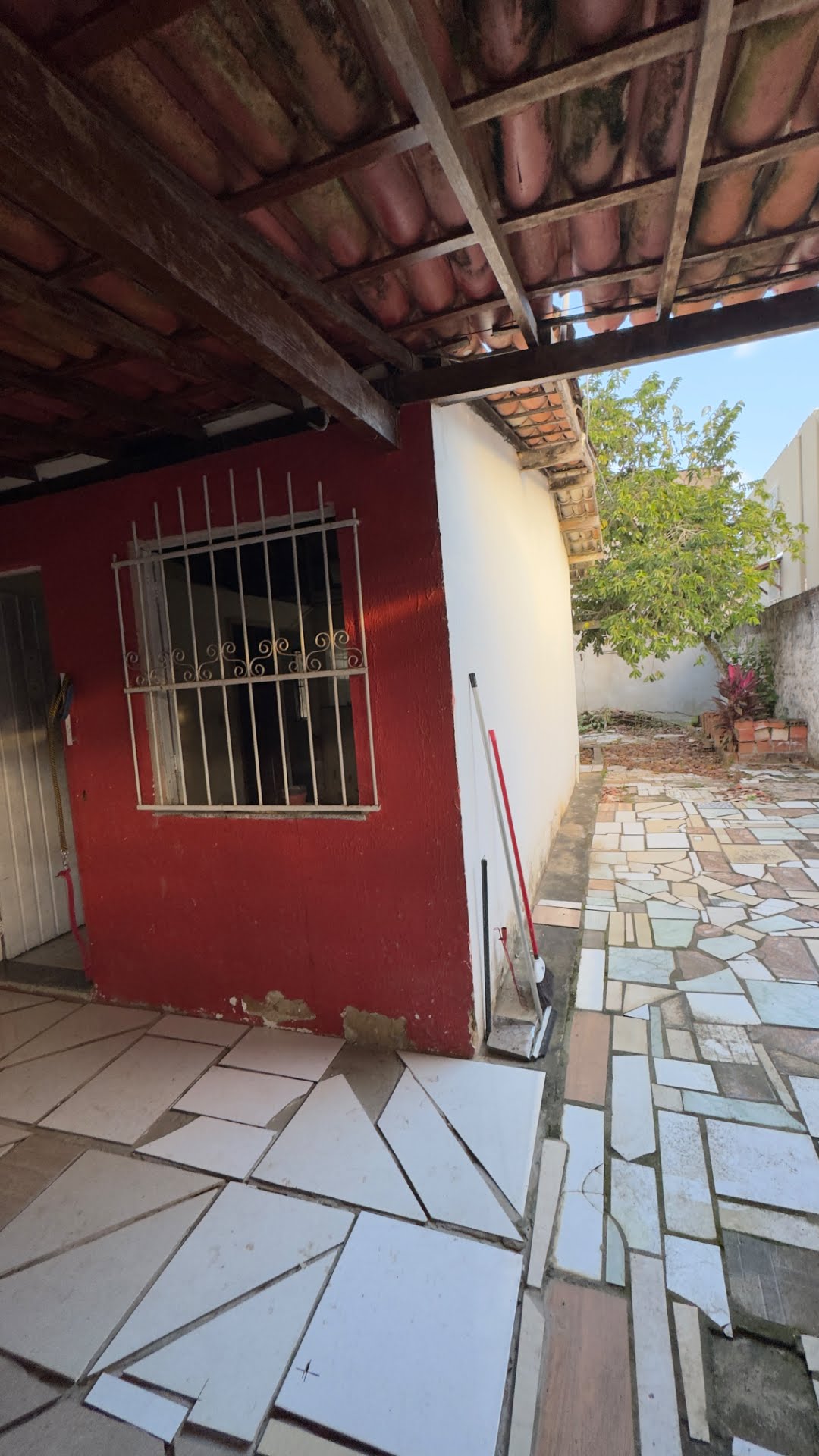 Varanda e quintal com garagem 
