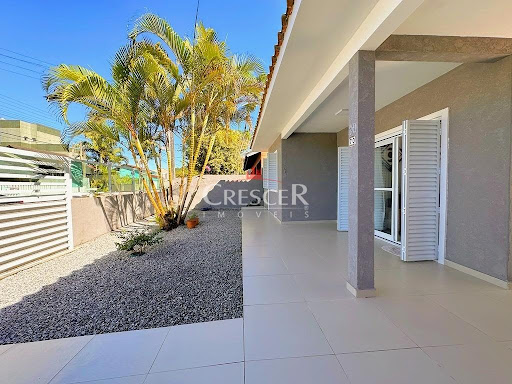 Casa com 03 quartos e piscina