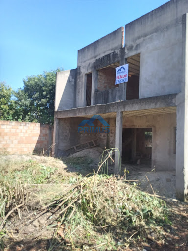 Terreno com casa em construção de 02 andares, em acabamento.  