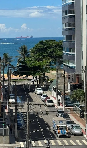 Apartamento amplo localizado na área nobre da Praia da Costa, no início da 2ª quadra da praia, com vista permanente do mar. Imóvel vendido porteira fechada, totalmente mobiliado, 