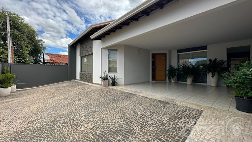 Casa à Venda no Centro de Adamantina: 3 Dormitórios, 241m² 