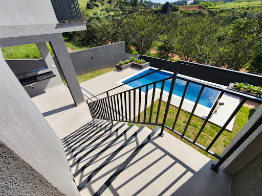 CASA A VENDA COM PISCINA E 3 SUITES EM ATIBAIA