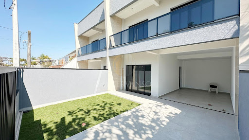 Sobrado à venda em Guaratuba com 3 suítes e 108,5m²