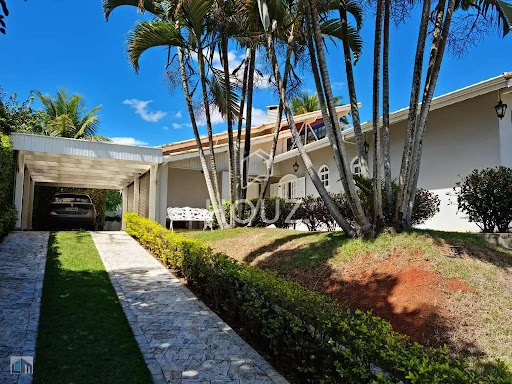 Fachada com garageme jardim impecável