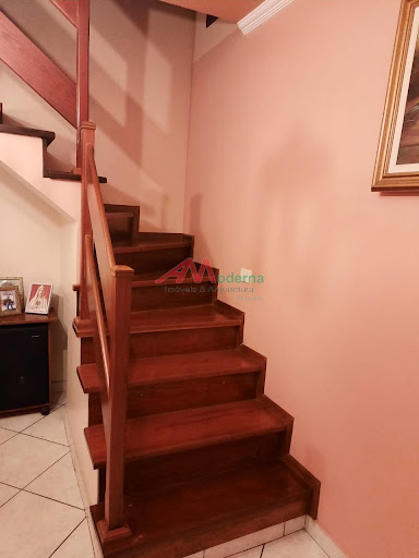 Casa debaixo: 2 dormitórios, Sala, Cozinha, Lavanderia. Banheiro  Casa de cima: Cozinha, sala de jantar, sala de TV, sala de descanso, 1 suíte, 2 dormitórios, sacada de frente e fundo e 2 banheiros. Parte de cima da casa piso de madeira.