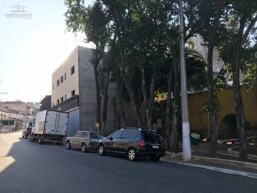 Praça ao lado do prédio 