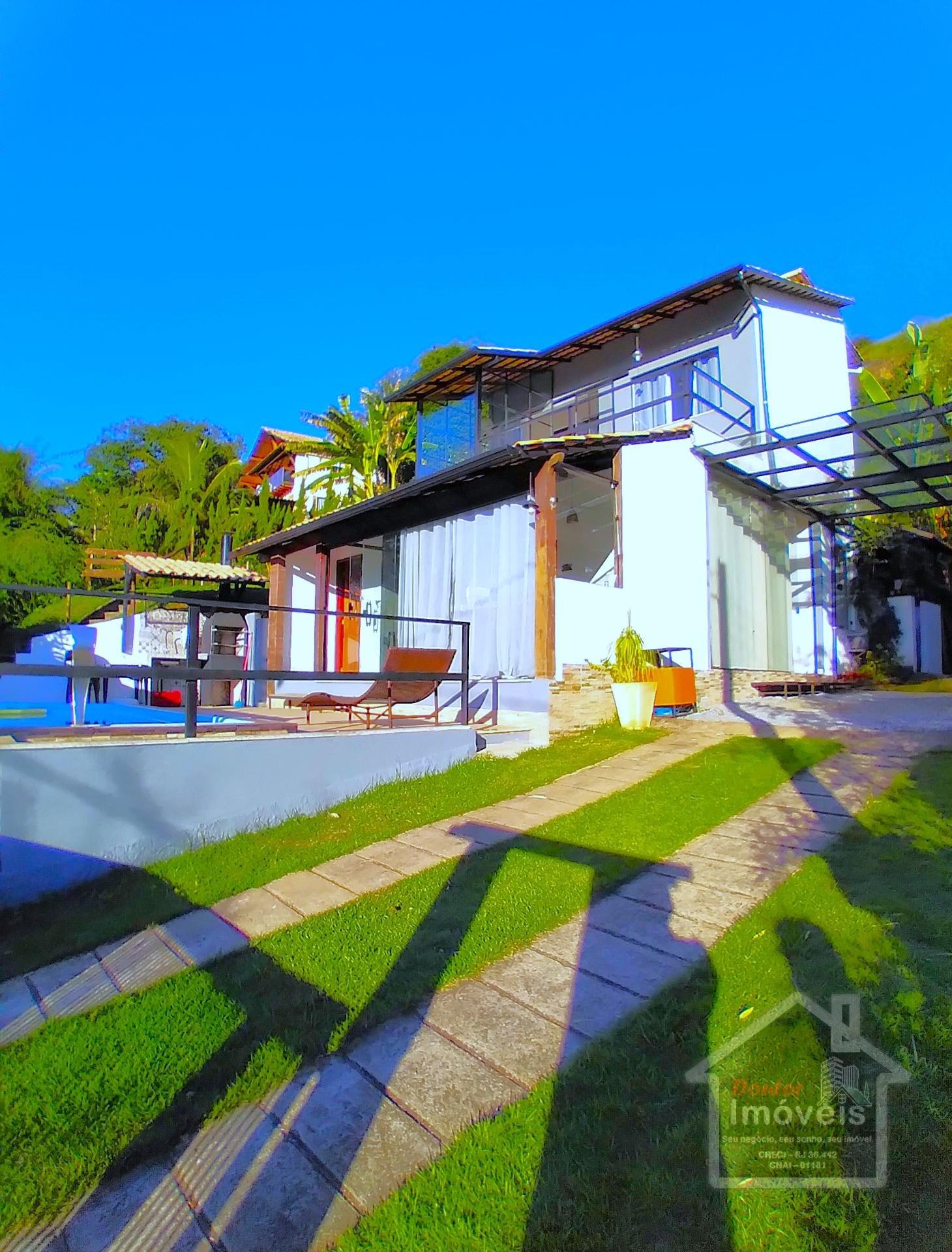 Frente e entrada da garagem