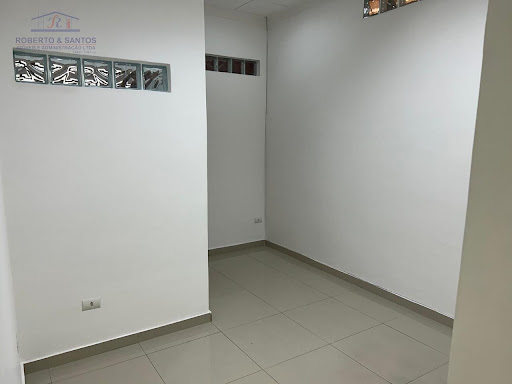 Outra sala 03, com piso em porcelanato