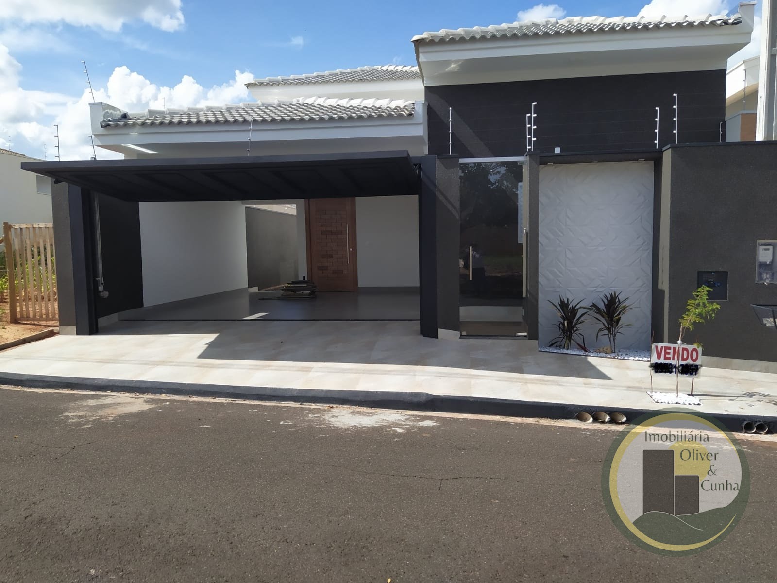 Frente - Garagem Aberta - Dia