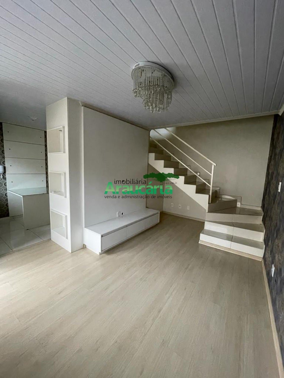 Sala com painel de TV