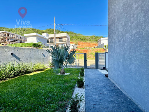 Casa com 5 suítes com vista definitiva para o verde 