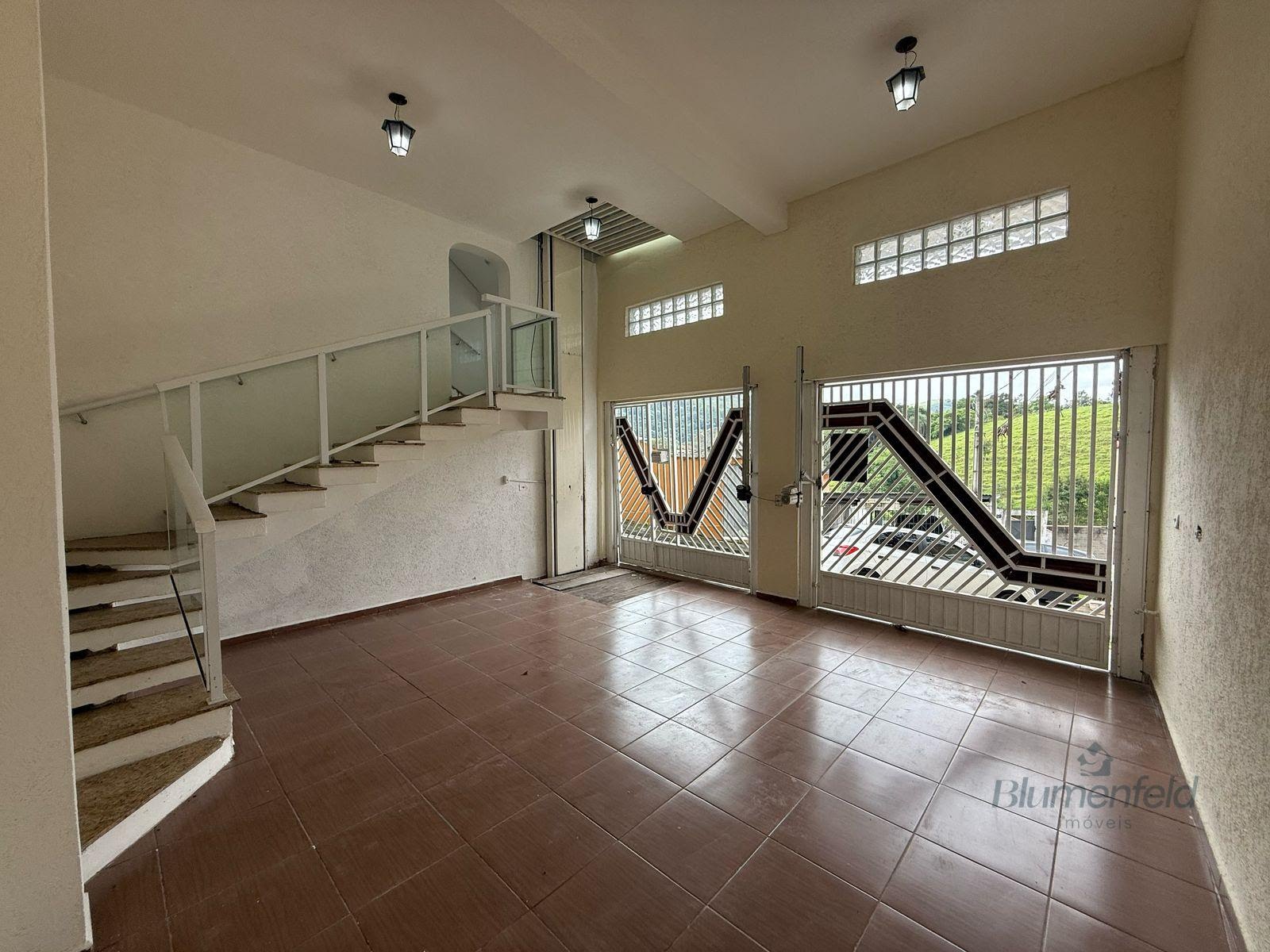 Casa para alugar com 5 quartos, 2 suítes, 4 vagas e 250m² no Vila Arujá, Arujá (SP) — foto 2 de 25