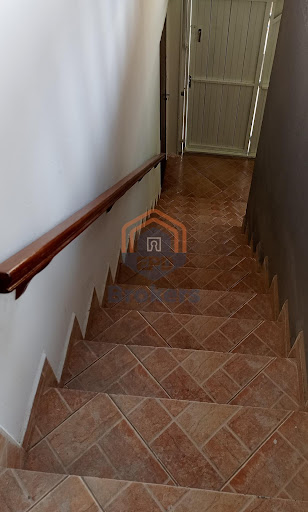 Escada após entrada pelo portão social 