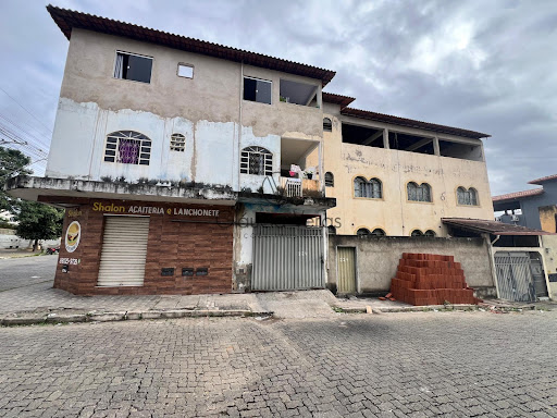 Vendo prédio com 04 moradias e um ponto comercial