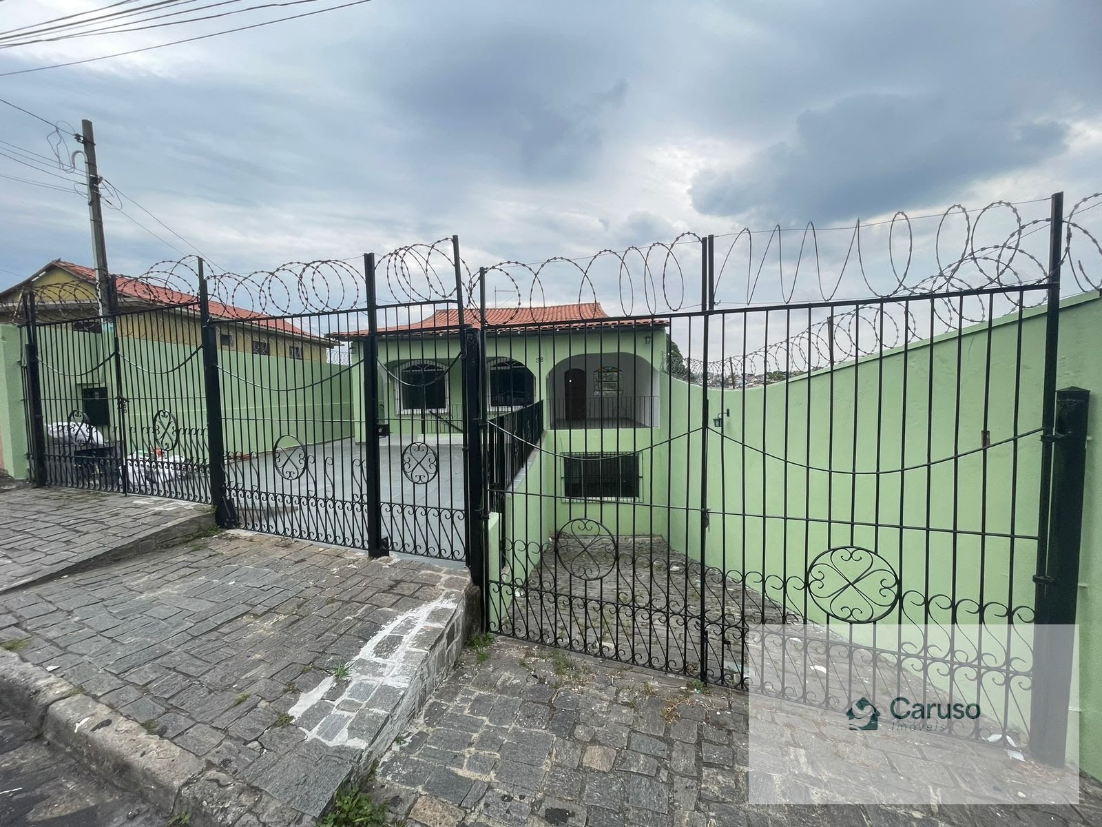 Comercial para alugar com 4 banheiros, 5 vagas e 220m² no Vila Riman, Arujá — foto principal