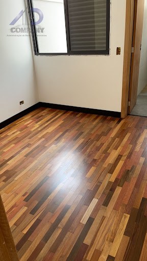 Suíte com piso de madeira