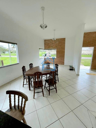 Casa térrea com amplo gramado no Resid. Village Ipanema I