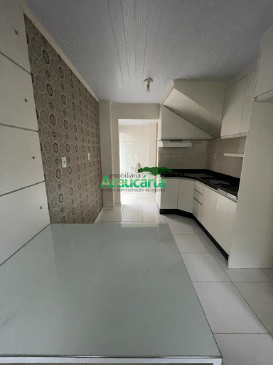 Cozinha com móvel e mesa