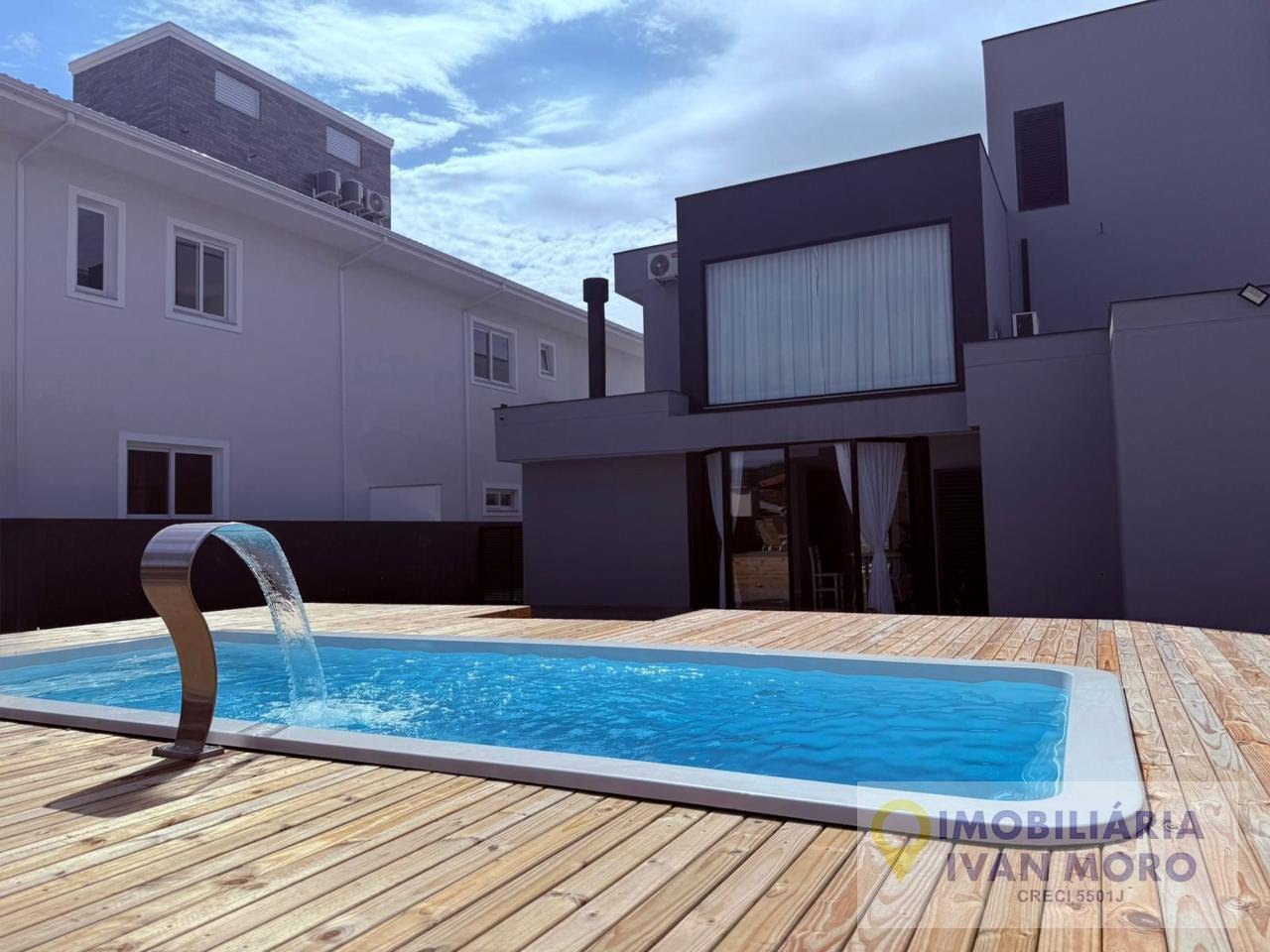 Casa para alugar com 3 quartos, 3 banheiros, 3 vagas e 250m² no Daniela, Florianópolis — foto principal