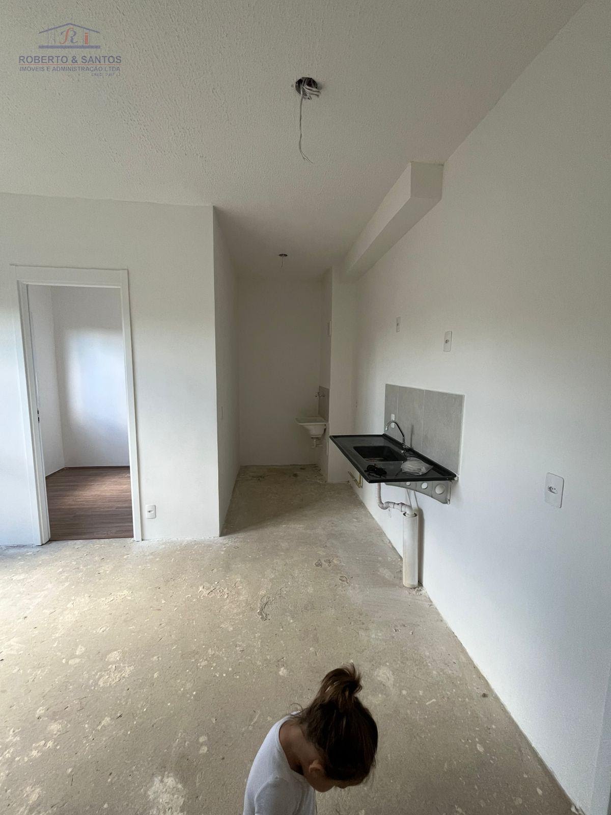 Cozinha conjugada com a sala e área de serviço