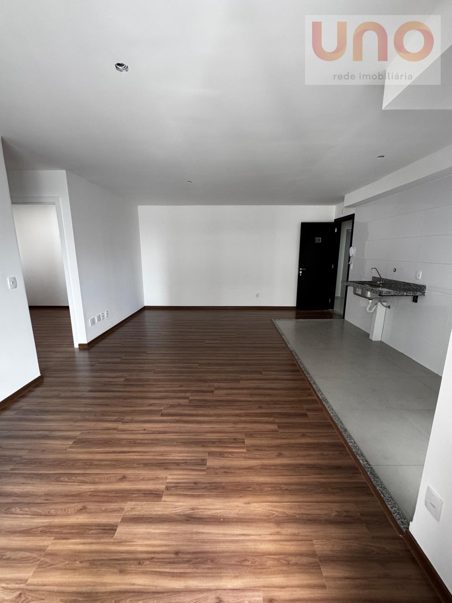 Vista da varanda para a sala integrada com a cozinha