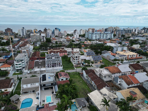Caiobá: Sobrado 159m² de Conforto e Praticidade Ideal