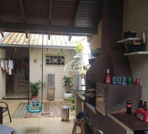 Sobrado à venda em Campo Grande, 4 dormitórios e 207m²