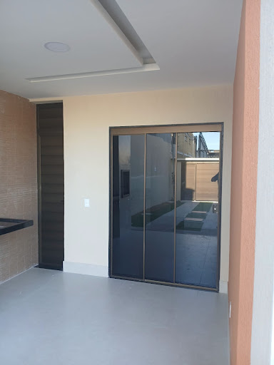 Encante-se com esta excelente casa à venda em Jardim Atlântico, Rio das Ostras, perfeita para quem busca conforto, praticidade e uma localização privilegiada. O imóvel conta com 3 dormitórios, sendo 1