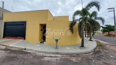 Casa em Parque Universitário  -  Adamantina