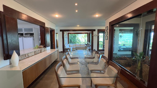 Sala de jantar com vista para a praia em mansão em Ubatuba