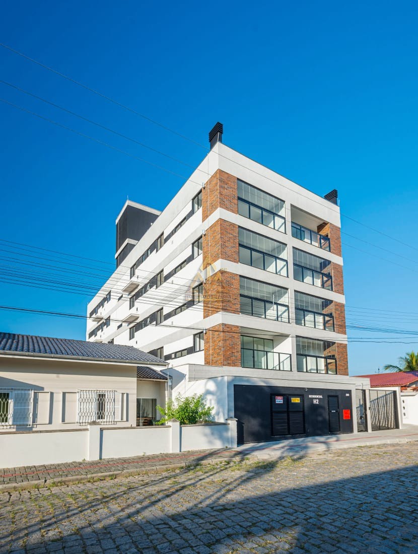 Apartamento à venda com 3 quartos, 2 banheiros e 1 vaga no Centro, Balneário Piçarras — foto principal
