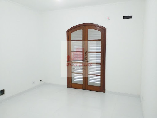 São 5 salas, 3 banheiros, 1 cozinha. Todas as salas com sacada. Ótima localização 