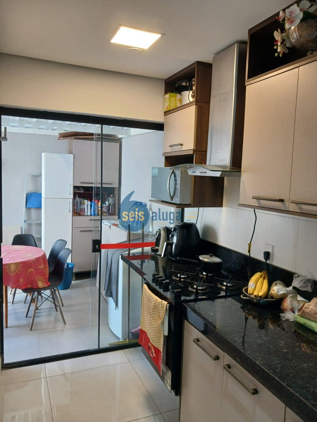 cozinha integrada com a area do fundo