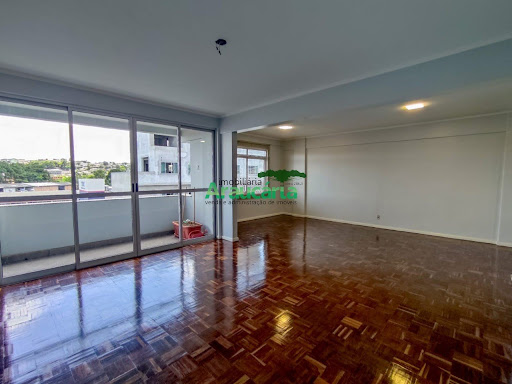 Sala ampla em dois ambientes