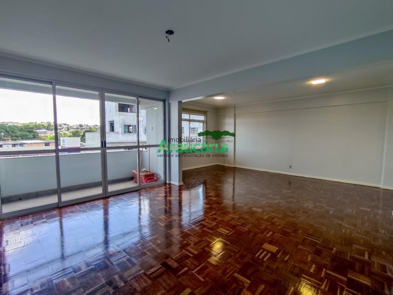 Sala ampla em dois ambientes