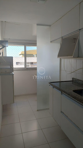 cozinha com divisória de vidro  para a area de serviço