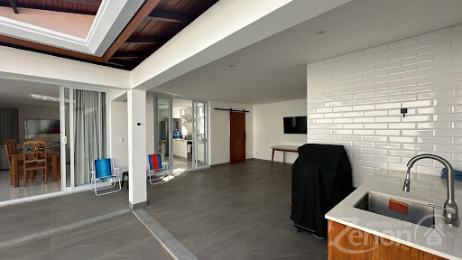 Casa à Venda no Centro de Adamantina: 4 Suítes, 301m²