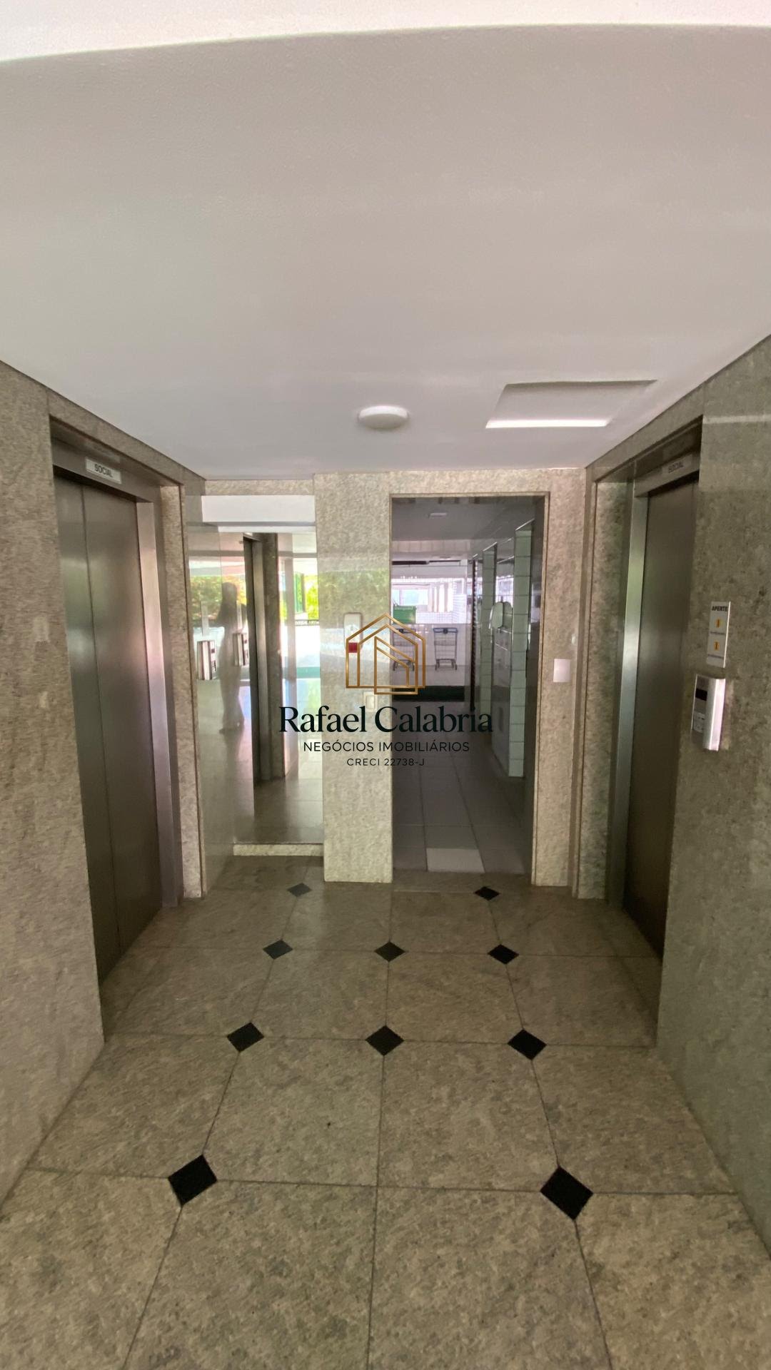 2 elevadores sociais 