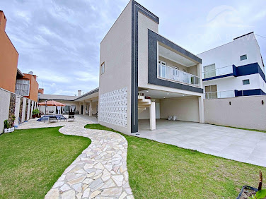 Imóvel a 5 Quadras do Mar em Caiobá com 5 Suítes, 284m²