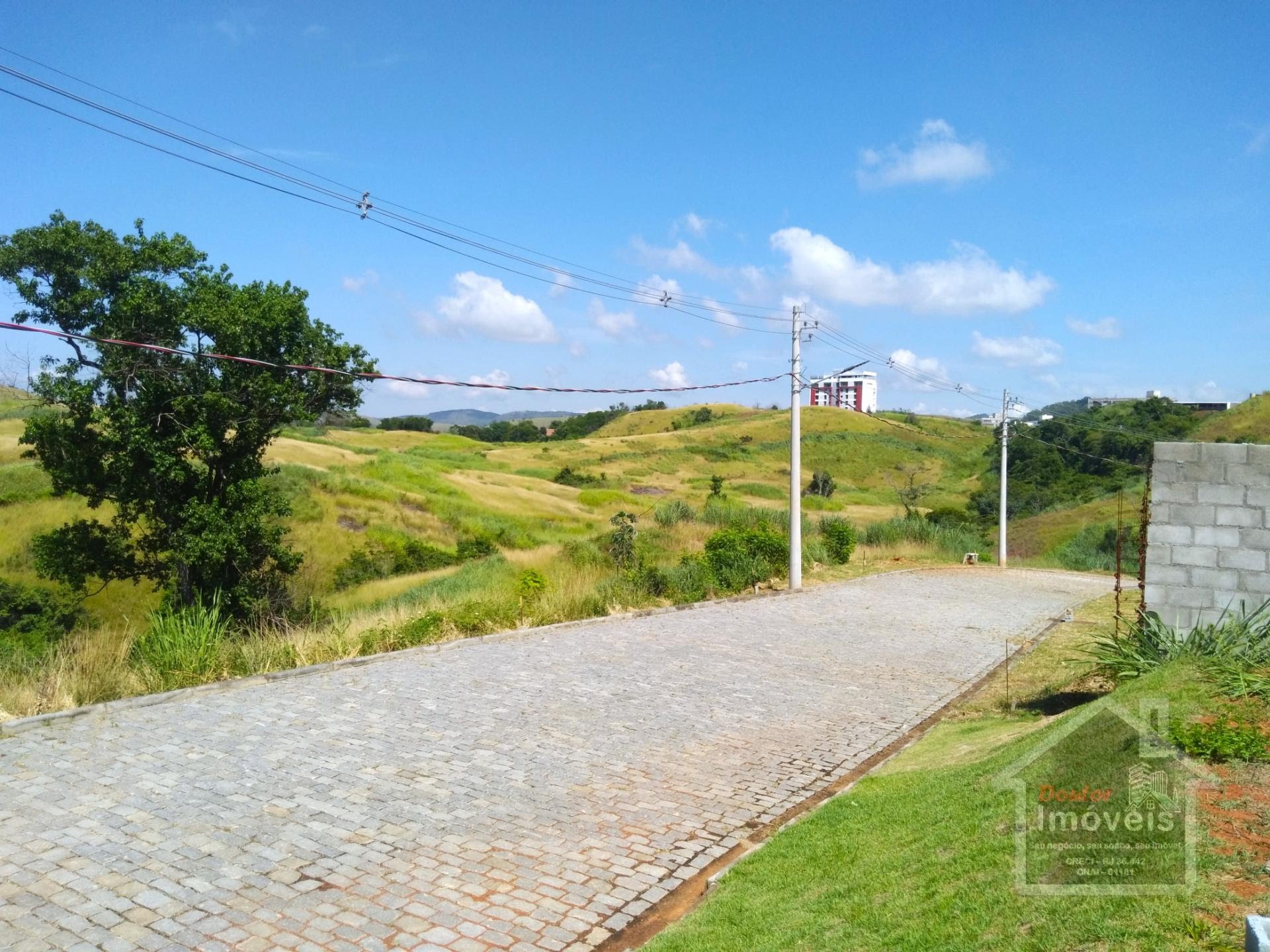 Infraestrutura completa. (É a rua do terreno)