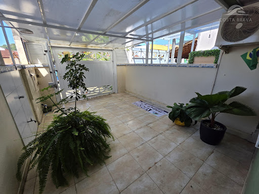 Sobrado 3 quartos, 1 suíte, região de comércios em Caiobá