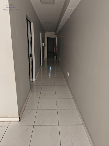 vista corredor de acesso para salas