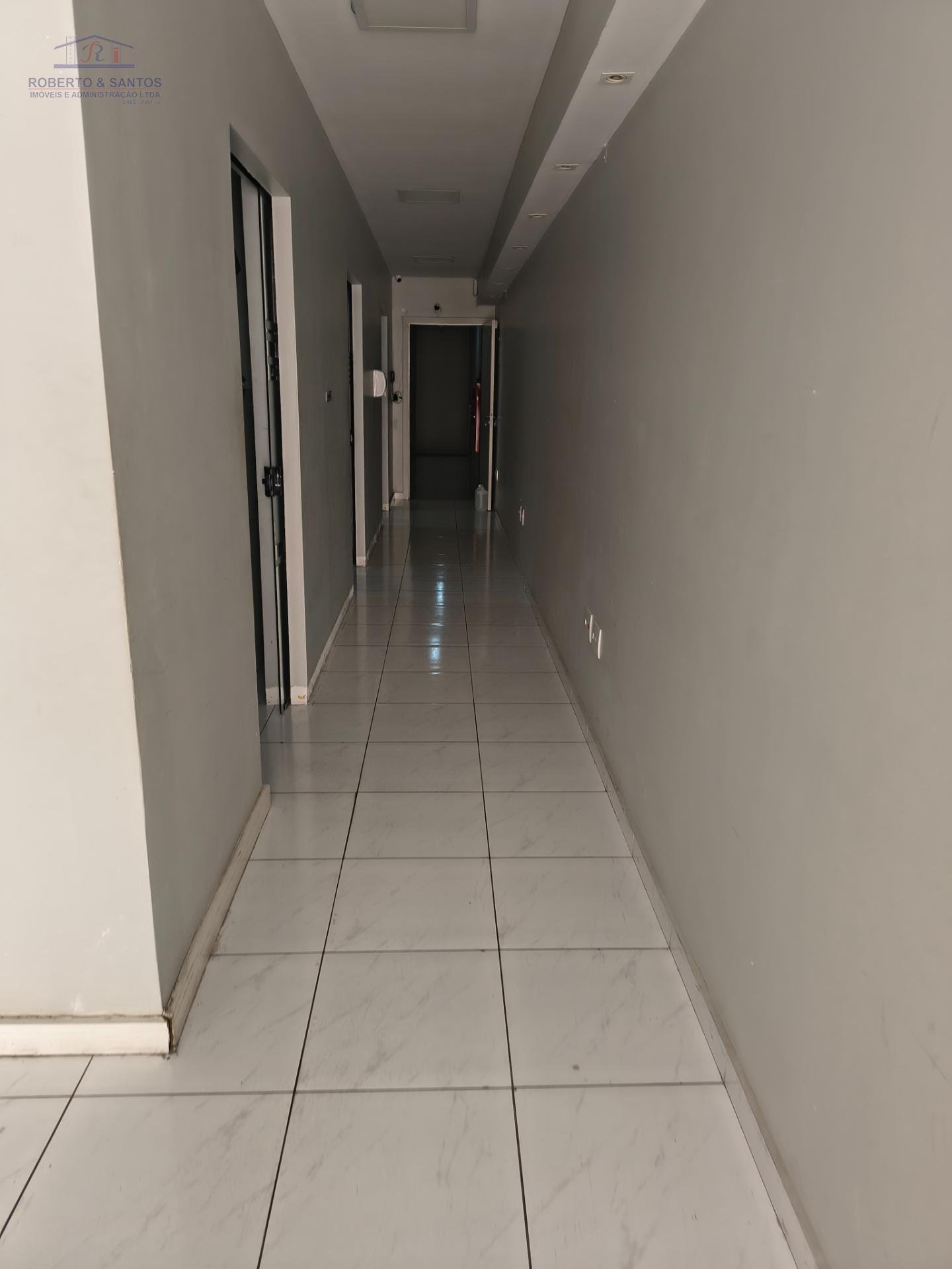 vista corredor de acesso para salas
